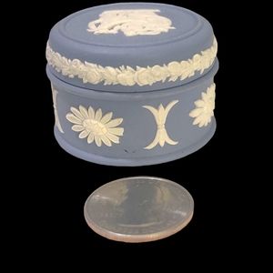 1930's English Neoclassical Wedgwood Jasperware white and blue small bomboniere